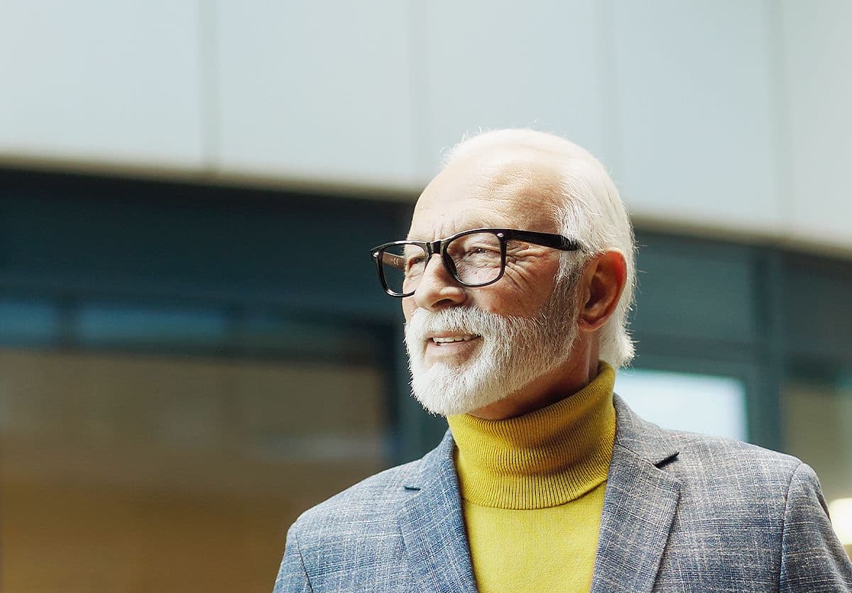 Mann vor Firmengebäude